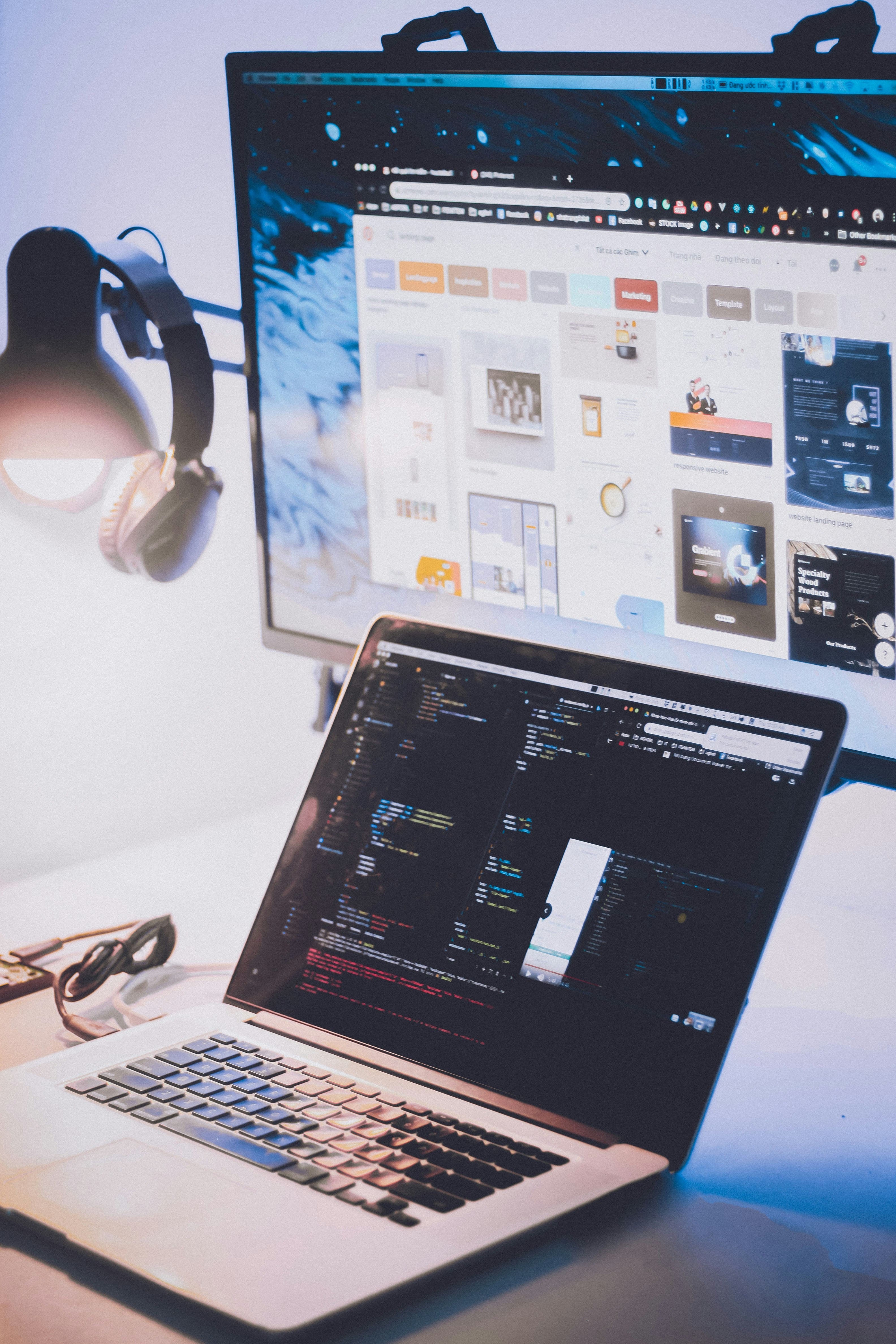 Escritorio moderno con laptop mostrando desarrollo web y automatizaciones digitales